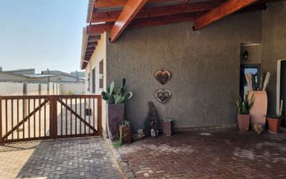 4 Bedroom House For Sale in Henties Bay Central, Henties Bay