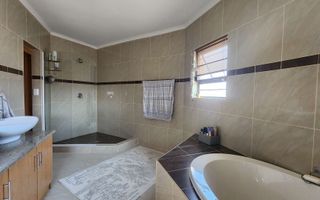 4 Bedroom House For Sale in Henties Bay Central, Henties Bay