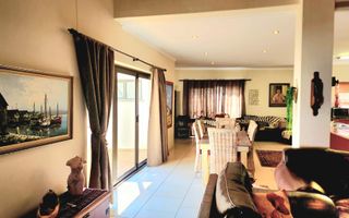 4 Bedroom House For Sale in Henties Bay Central, Henties Bay