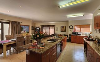 4 Bedroom House For Sale in Henties Bay Central, Henties Bay
