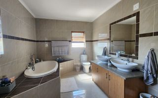 4 Bedroom House For Sale in Henties Bay Central, Henties Bay