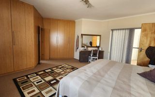 4 Bedroom House For Sale in Henties Bay Central, Henties Bay
