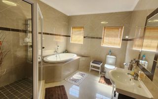 4 Bedroom House For Sale in Henties Bay Central, Henties Bay