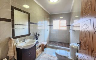 4 Bedroom House For Sale in Henties Bay Central, Henties Bay