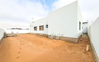 4 Bedroom House For Sale in Meersig