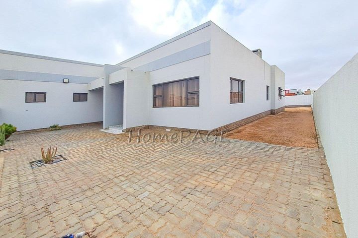 4 Bedroom House For Sale in Meersig