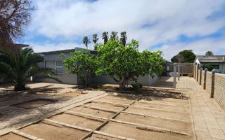 4 Bedroom House For Sale in Henties Bay Central, Henties Bay