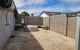 4 Bedroom House For Sale in Henties Bay Central, Henties Bay