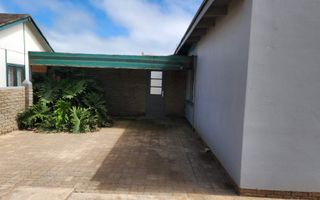 4 Bedroom House For Sale in Henties Bay Central, Henties Bay