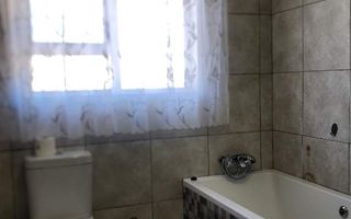 4 Bedroom House For Sale in Henties Bay Central, Henties Bay
