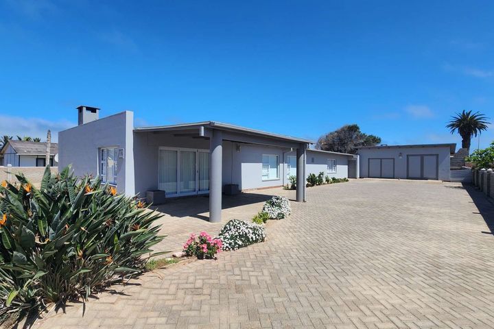 4 Bedroom House For Sale in Henties Bay Central, Henties Bay