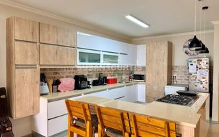 3 Bedroom House For Sale in Long Beach