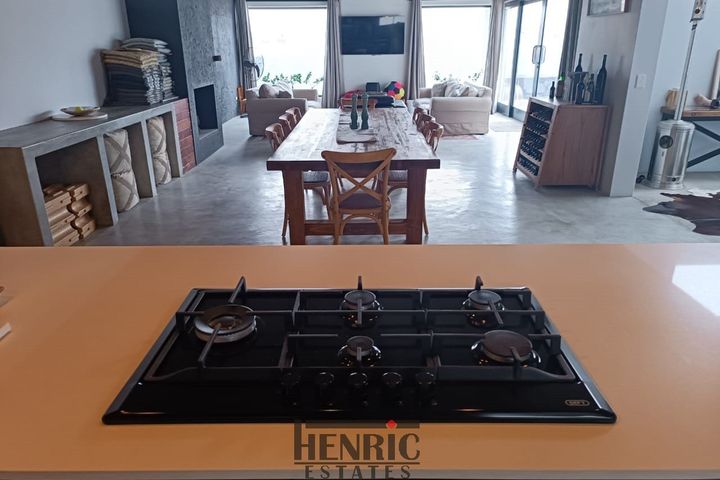 7 Bedroom House For Sale in Sunbay, Henties Bay