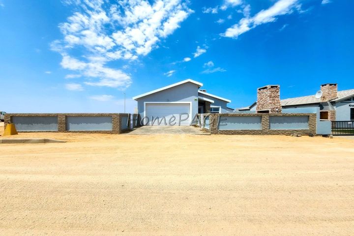 3 Bedroom House For Sale in Henties Bay Central, Henties Bay