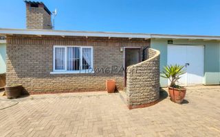 3 Bedroom House For Sale in Henties Bay Central, Henties Bay