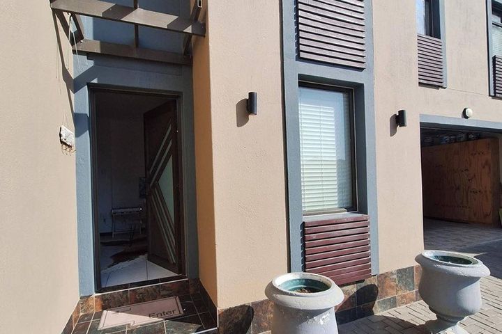 3 Bedroom House For Sale in Long Beach