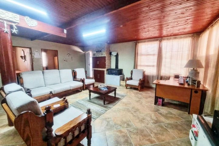 3 Bedroom House For Sale in Henties Bay Central, Henties Bay