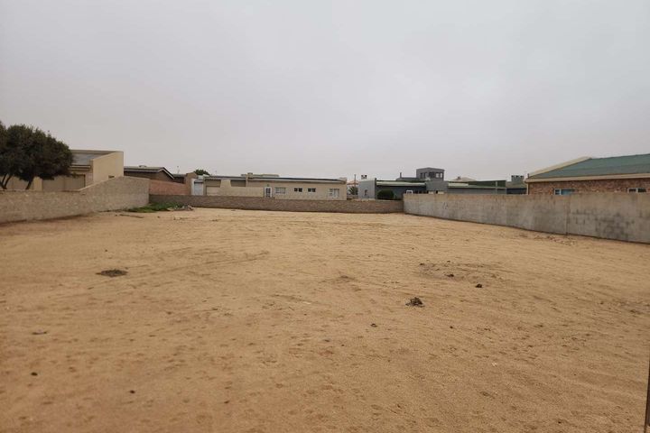 House For Sale in Henties Bay Central, Henties Bay