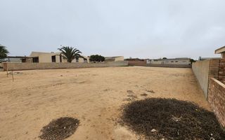 House For Sale in Henties Bay Central, Henties Bay