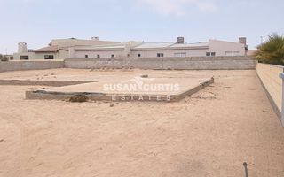 House For Sale in Henties Bay Central, Henties Bay