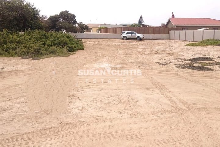 House For Sale in Henties Bay Central, Henties Bay