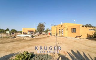 5 Bedroom Small Holding / Plot For Sale in River Plots, Swak...
