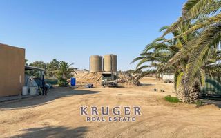 5 Bedroom Small Holding / Plot For Sale in River Plots, Swak...