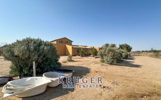 5 Bedroom Small Holding / Plot For Sale in River Plots, Swak...
