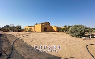 5 Bedroom Small Holding / Plot For Sale in River Plots, Swak...