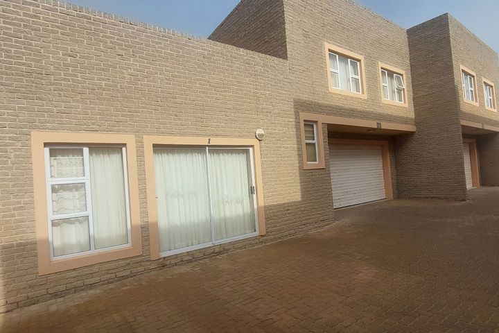 3 Bedroom Apartment/Penthouse For Sale in Henties Bay