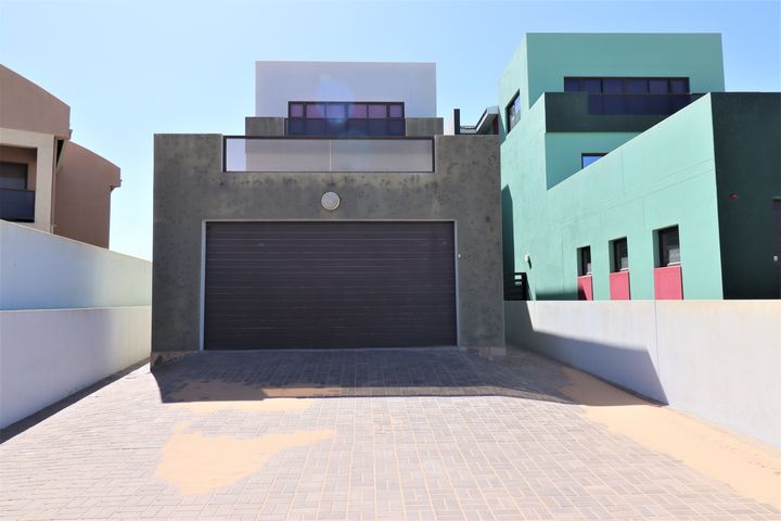 3 Bedroom Freestanding To Rent in Long Beach