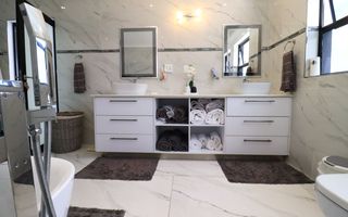 5 Bedroom House For Sale in Mile 4, Swakopmund