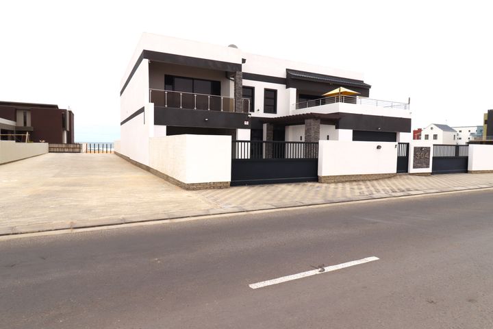 5 Bedroom House For Sale in Mile 4, Swakopmund