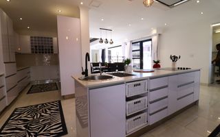 5 Bedroom House For Sale in Mile 4, Swakopmund