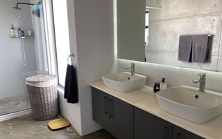 8 Bedroom House For Sale in Henties Bay