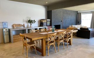 8 Bedroom House For Sale in Henties Bay