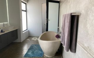 8 Bedroom House For Sale in Henties Bay