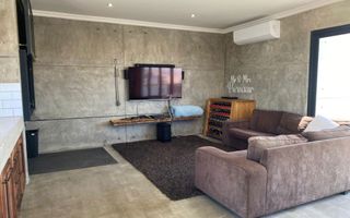 8 Bedroom House For Sale in Henties Bay