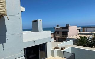 8 Bedroom House For Sale in Henties Bay