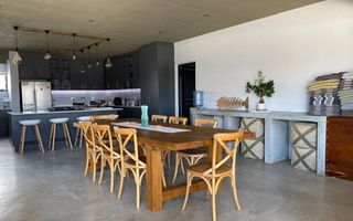 8 Bedroom House For Sale in Henties Bay