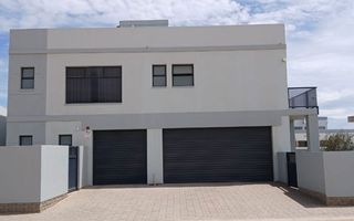 8 Bedroom House For Sale in Henties Bay