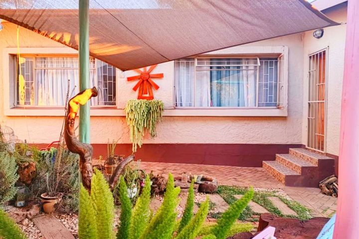 4 Bedroom House For Sale in Windhoek Central, Windhoek