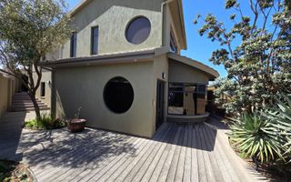 3 Bedroom House For Sale in Long Beach