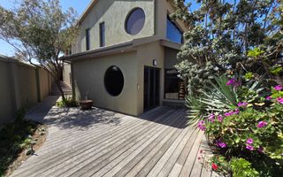 3 Bedroom House For Sale in Long Beach