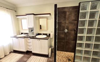 3 Bedroom House For Sale in Long Beach