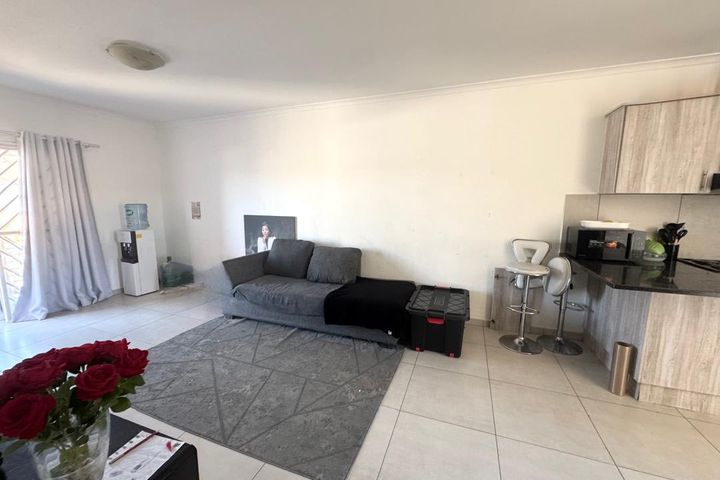 Townhouse For Sale in Rocky Crest, Windhoek