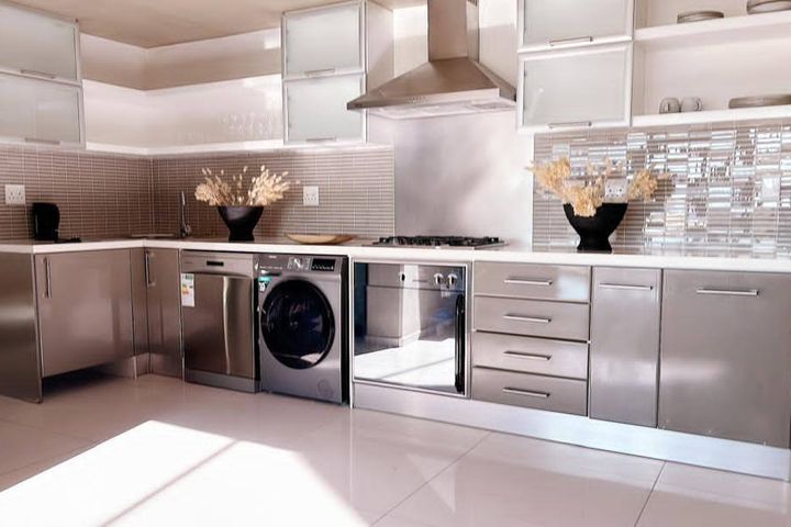 Townhouse To Rent in Avis, Windhoek