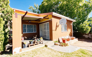 House For Sale in Pioneerspark, Windhoek